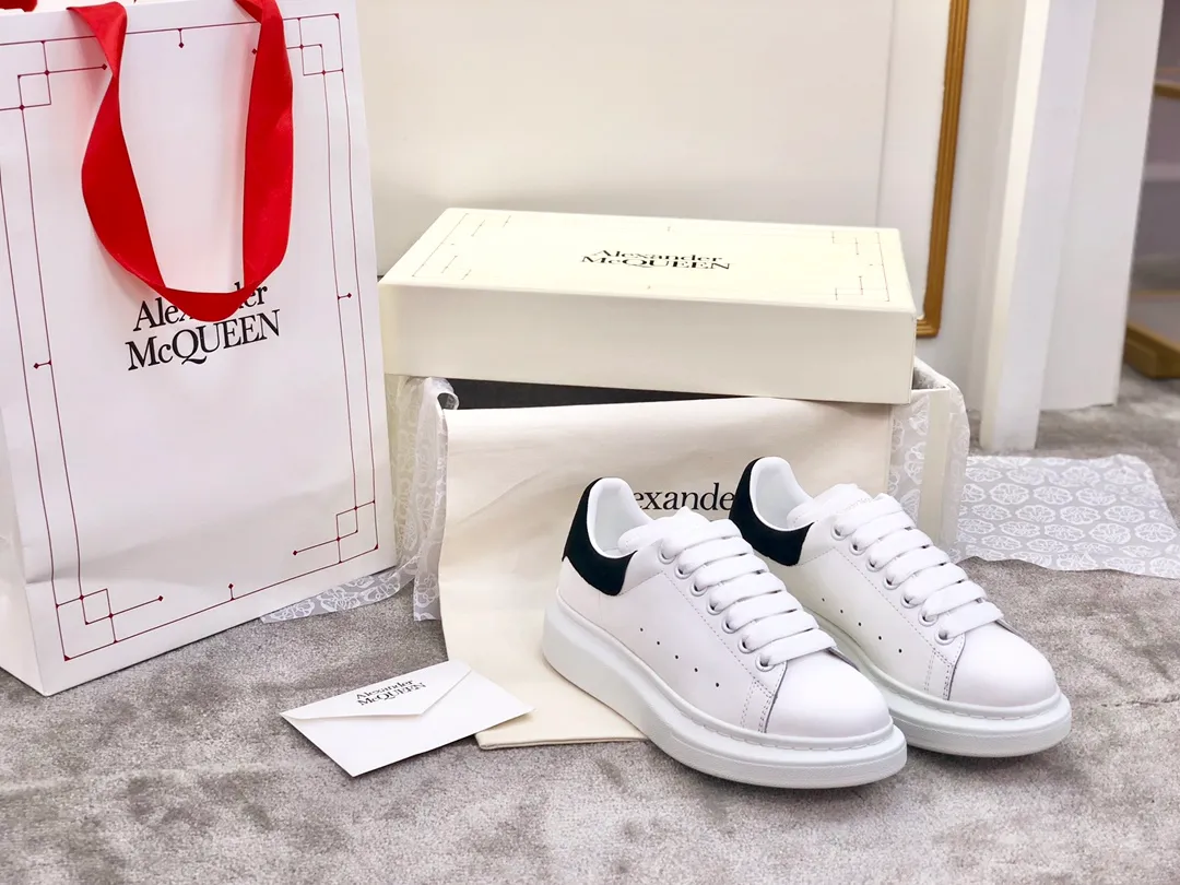 👟👟Ex-factory price 480👟👟 Women's shoe factory McQueen Yang Jingwei is crazy about white shoes ❤️More than 150 types of layouts, making the top quality in the market. McQueen Alexander mcqueen's classic star popular all-match white shoes, whoever wears them will look better√ One of the most photographed shoes in street photography 〰 Tell the babies loudly that my outsole is the original custom-made matte outsole. The rubber foam outsole has a certain degree of hardness and resilience. It is comfortable to walk and has a great foot feel‼ ️(Please distinguish between soft PU or yellowed raw rubber soles in the market) 〰 Original version, original custom-made, imported matte silk cowhide from Italy, imported full-grain cowhide for lining feet, discreet thick-soled design, about 4cm, easy to wear on long legs 〰Size: Women's size 34-40m (34, 40 customized, non-refundable) Men's size 38-44 (38, 44 customized, non-refundable)